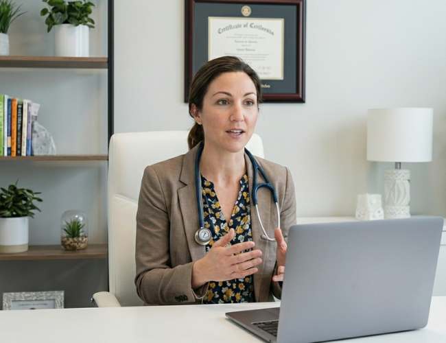 Médico de medicina funcional estableciendo autoridad